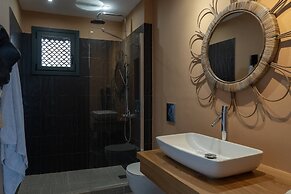 Luxury Seaview Apartment, 1min Walk From Beach!