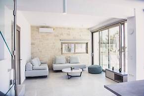Starlight Villa Guro - 4bd, 4ba, 4min To Beach
