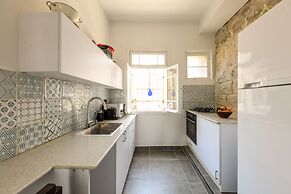 Vintage Charm 1BR Apt w Balcony & View