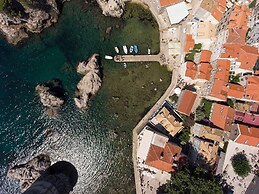 Sea Rocks Residence