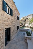 Sea Rocks Residence