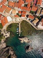 Sea Rocks Residence