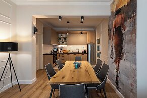 Luxury & Unique-Top Center Apt. - 3BDR