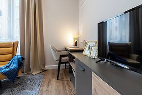 Luxury & Unique-Top Center Apt. - 3BDR