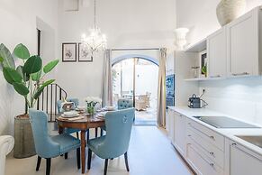 Gallo Cedrone a Home With Outdoor