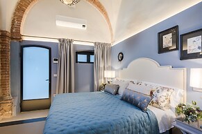 Gallo Cedrone a Home With Outdoor