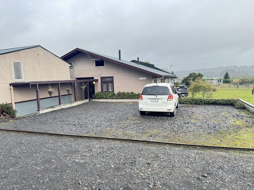 The Crossing Lodge and Backpackers