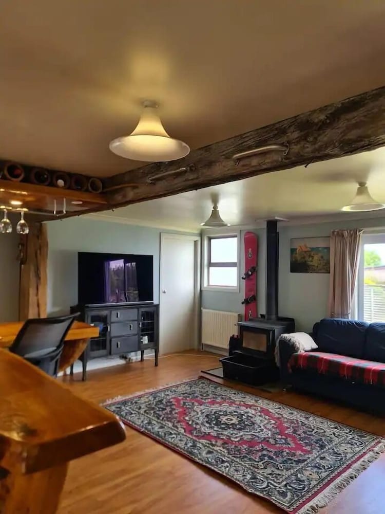 The Crossing Lodge and Backpackers
