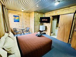 The Crossing Lodge and Backpackers