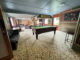 The Crossing Lodge and Backpackers