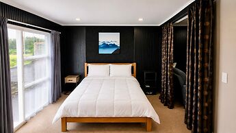 The Crossing Lodge and Backpackers
