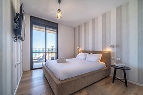 Stylish 1BR Beach-Front Apt w Sea View