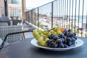 Stylish 1BR Beach-Front Apt w Sea View