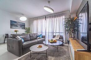 Stylish 1BR Beach-Front Apt w Sea View