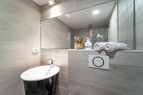 Stylish 1BR Beach-Front Apt w Sea View