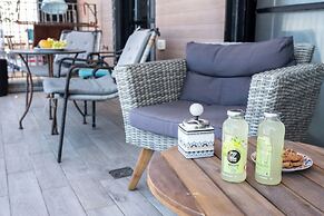 Stylish 1BR Beach-Front Apt w Sea View