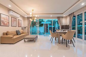 Palm Oasis Pool Villa by Pattaya Holiday