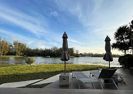 Modern apartment at Cassia by Lofty