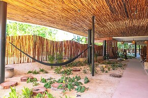 Charming Jungle Apartment Rooftop BBQ