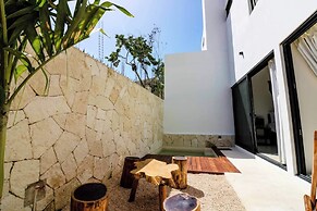 Charming Jungle Apartment Rooftop BBQ