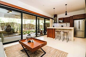 Charming Jungle Apartment Rooftop BBQ