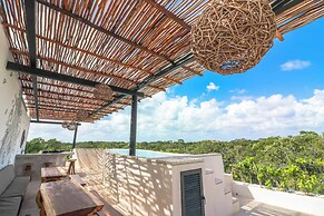 Charming Jungle Apartment Rooftop BBQ