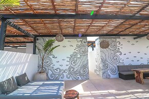 Charming Jungle Apartment Rooftop BBQ