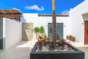 Charming Jungle Apartment Rooftop BBQ
