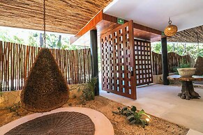 Charming Jungle Apartment Rooftop BBQ