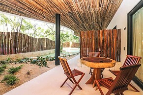 Charming Jungle Apartment Rooftop BBQ