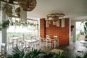 Mambo Hill Resort