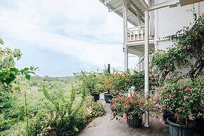 Mambo Hill Resort