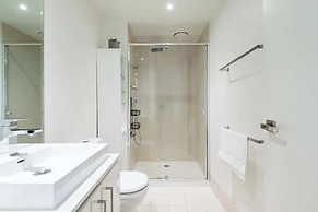 Charming 1BR in Fitzroy w/ Parking, Pool, + Gym!