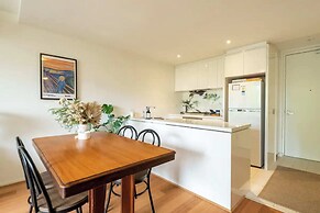 Charming 1BR in Fitzroy w/ Parking, Pool, + Gym!