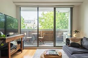 Charming 1BR in Fitzroy w/ Parking, Pool, + Gym!