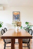Charming 1BR in Fitzroy w/ Parking, Pool, + Gym!