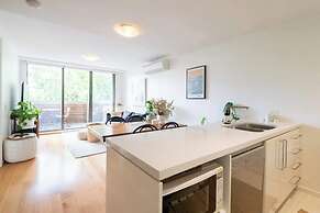 Charming 1BR in Fitzroy w/ Parking, Pool, + Gym!