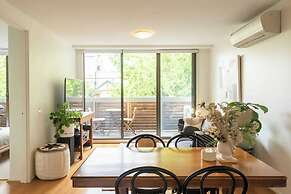 Charming 1BR in Fitzroy w/ Parking, Pool, + Gym!