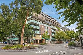 Charming 1BR in Fitzroy w/ Parking, Pool, + Gym!