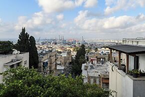 Chic Red Studio near Talpiot Market