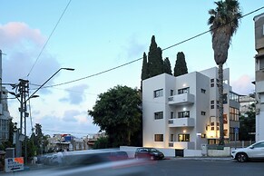 Chic Red Studio near Talpiot Market