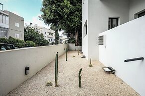 Chic Red Studio near Talpiot Market