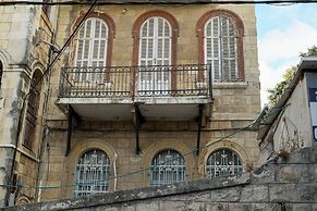 Chic Red Studio near Talpiot Market