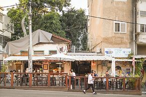 Chic Red Studio near Talpiot Market
