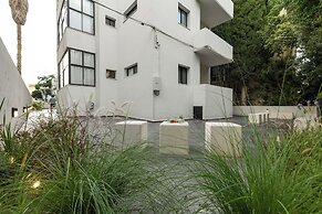 Chic Red Studio near Talpiot Market