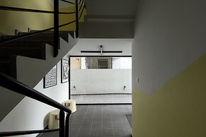 Chic Red Studio near Talpiot Market