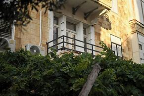 Chic Red Studio near Talpiot Market