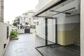 Chic Red Studio near Talpiot Market
