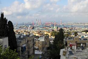 Chic Red Studio near Talpiot Market