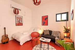 Chic Red Studio near Talpiot Market